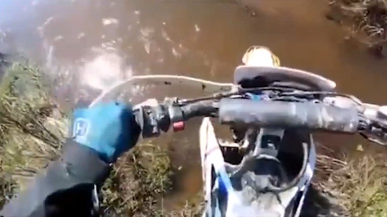 Ο βάλτος κατάπιε τη μοτοσικλέτα!